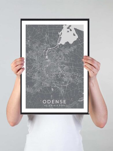 Odense bykort i stilrent plakat design. Denne Odense byplakat er med grå baggrund og viser Odense kortet fra sin smukkeste side