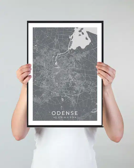 Odense bykort i stilrent plakat design. Denne Odense byplakat er med grå baggrund og viser Odense kortet fra sin smukkeste side