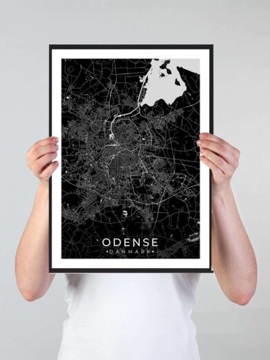 Odense bykort i stilrent plakat design. Denne Odense byplakat er med sort baggrund og viser Odense kortet fra sin smukkeste side