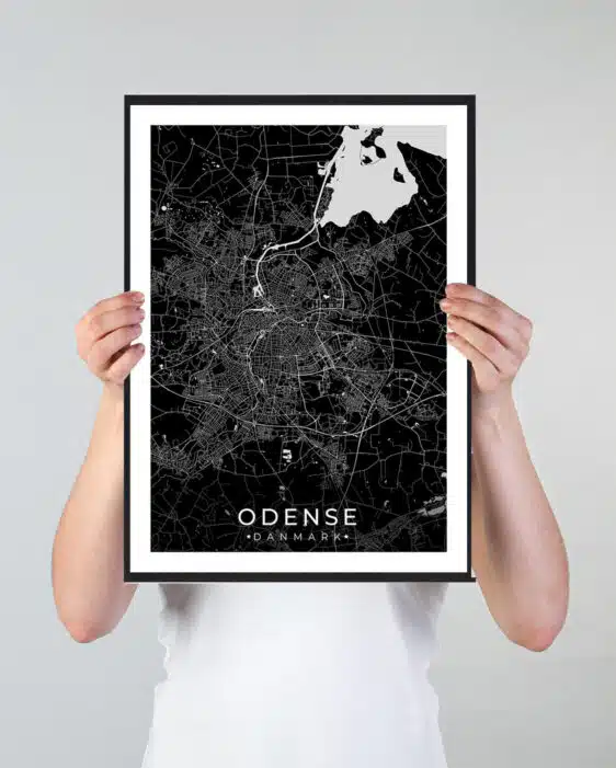 Odense bykort i stilrent plakat design. Denne Odense byplakat er med sort baggrund og viser Odense kortet fra sin smukkeste side
