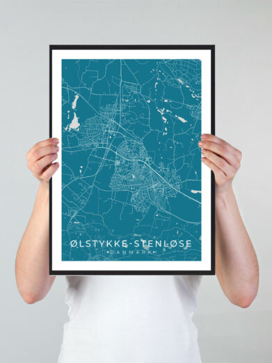 Ølstykke Stenløse bykort i stilrent plakat design. Denne Ølstykke Stenløse byplakat er med blå baggrund og viser Ølstykke Stenløse kortet fra sin smukkeste side
