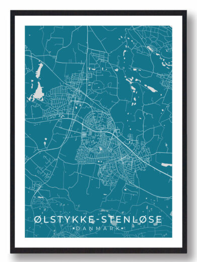 Ølstykke Stenløse bykort i stilrent plakat design. Denne Ølstykke Stenløse byplakat er med blå baggrund og viser Ølstykke Stenløse kortet fra sin smukkeste side