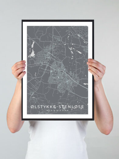 Ølstykke Stenløse bykort i stilrent plakat design. Denne Ølstykke Stenløse byplakat er med grå baggrund og viser Ølstykke Stenløse kortet fra sin smukkeste side