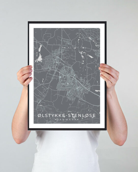 Ølstykke Stenløse bykort i stilrent plakat design. Denne Ølstykke Stenløse byplakat er med grå baggrund og viser Ølstykke Stenløse kortet fra sin smukkeste side