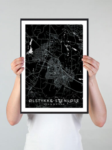 Ølstykke stenløse bykort i stilrent plakat design. Denne Ølstykke stenløse byplakat er med sort baggrund og viser Ølstykke stenløse kortet fra sin smukkeste side