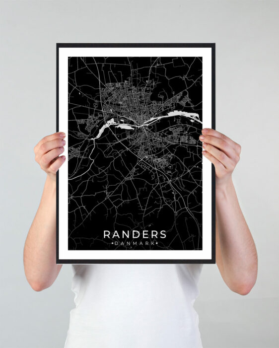 Randers bykort i stilrent plakat design. Denne Randers byplakat er med sort baggrund og viser Randers kortet fra sin smukkeste side