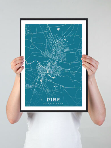 Ribe bykort i stilrent plakat design. Denne Ribe byplakat er med blå baggrund og viser Ribe kortet fra sin smukkeste side
