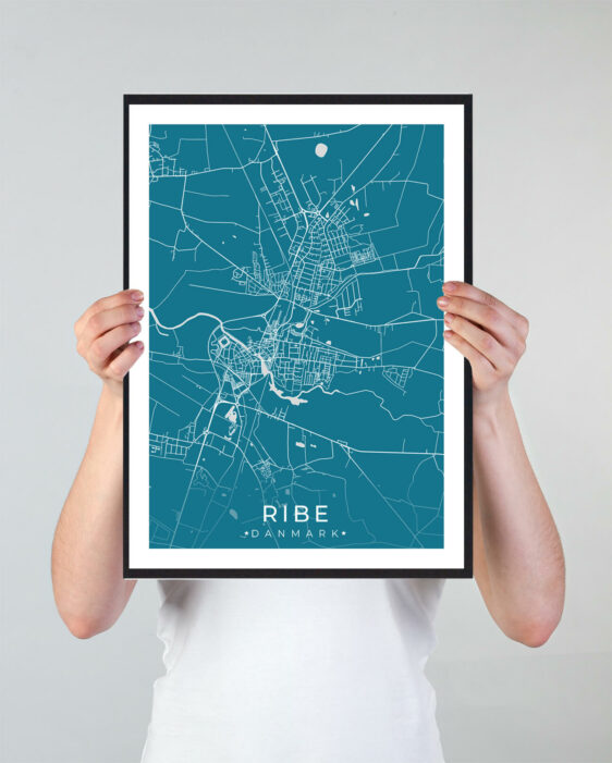 Ribe bykort i stilrent plakat design. Denne Ribe byplakat er med blå baggrund og viser Ribe kortet fra sin smukkeste side