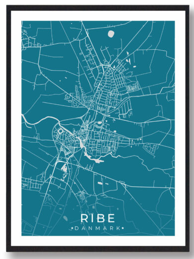 Ribe bykort i stilrent plakat design. Denne Ribe byplakat er med blå baggrund og viser Ribe kortet fra sin smukkeste side