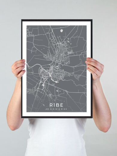 Ribe bykort i stilrent plakat design. Denne Ribe byplakat er med grå baggrund og viser Ribe kortet fra sin smukkeste side