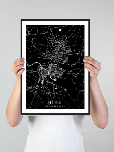 Ribe bykort i stilrent plakat design. Denne Ribe byplakat er med sort baggrund og viser Ribe kortet fra sin smukkeste side