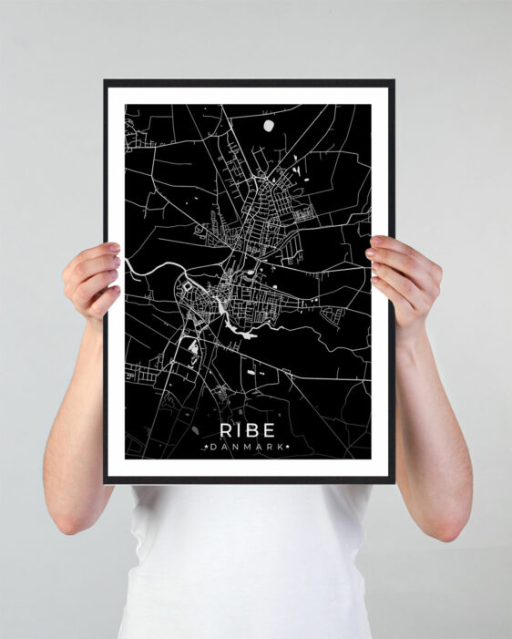 Ribe bykort i stilrent plakat design. Denne Ribe byplakat er med sort baggrund og viser Ribe kortet fra sin smukkeste side