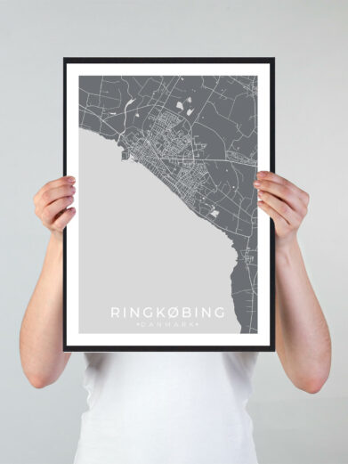 Ringkøbing bykort i stilrent plakat design. Denne Ringkøbing byplakat er med sort baggrund og viser Ringkøbing kortet fra sin smukkeste side