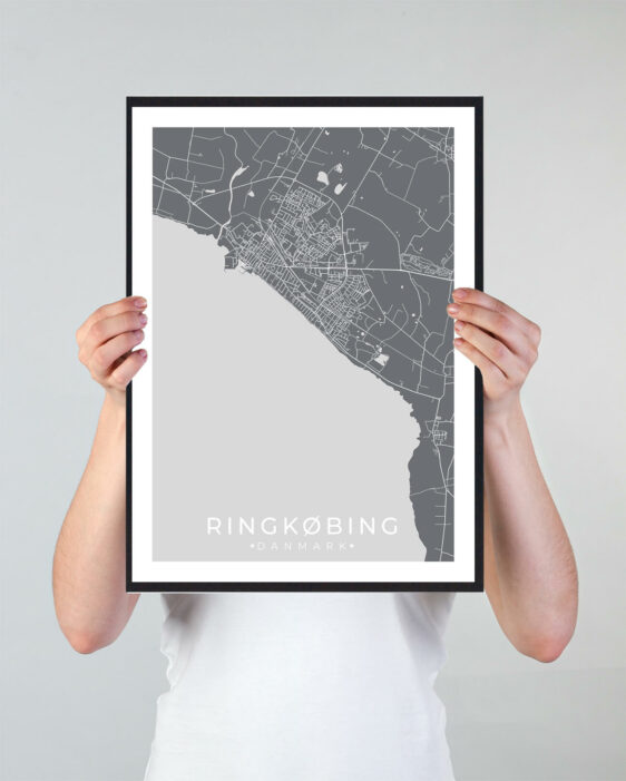 Ringkøbing bykort i stilrent plakat design. Denne Ringkøbing byplakat er med sort baggrund og viser Ringkøbing kortet fra sin smukkeste side