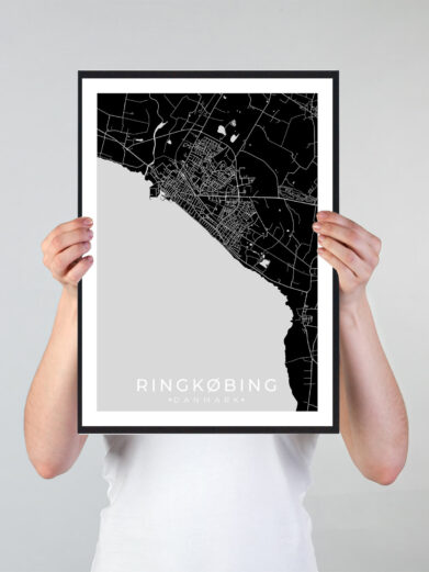 Ringkøbing bykort i stilrent plakat design. Denne Ringkøbing byplakat er med sort baggrund og viser Ringkøbing kortet fra sin smukkeste side