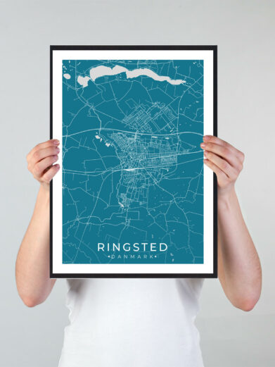 Ringsted bykort i stilrent plakat design. Denne Ringsted byplakat er med blå baggrund og viser Ringsted kortet fra sin smukkeste side