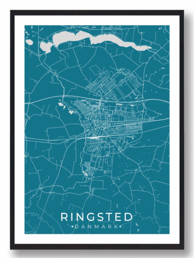 Ringsted bykort i stilrent plakat design. Denne Ringsted byplakat er med blå baggrund og viser Ringsted kortet fra sin smukkeste side