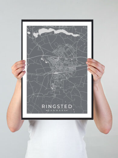 Ringsted bykort i stilrent plakat design. Denne Ringsted byplakat er med grå baggrund og viser Ringsted kortet fra sin smukkeste side