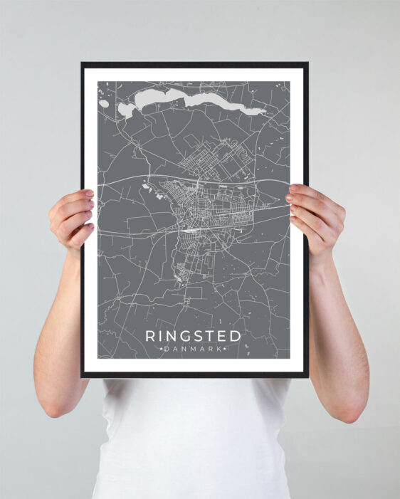 Ringsted bykort i stilrent plakat design. Denne Ringsted byplakat er med grå baggrund og viser Ringsted kortet fra sin smukkeste side