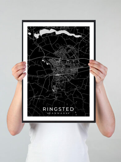 Ringsted bykort i stilrent plakat design. Denne Ringsted byplakat er med sort baggrund og viser Ringsted kortet fra sin smukkeste side