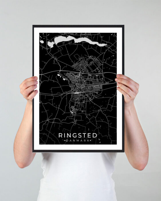 Ringsted bykort i stilrent plakat design. Denne Ringsted byplakat er med sort baggrund og viser Ringsted kortet fra sin smukkeste side