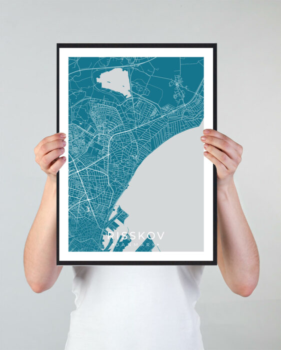 Risskov bykort i stilrent plakat design. Denne Risskov byplakat er med blå baggrund og viser Risskov kortet fra sin smukkeste side