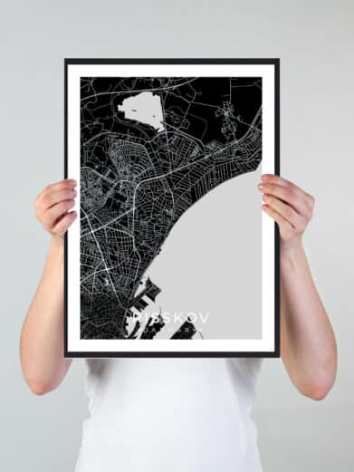 Risskov bykort i stilrent plakat design. Denne Risskov byplakat er med sort baggrund og viser Risskov kortet fra sin smukkeste side