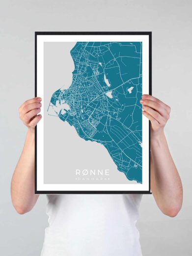 Rønne bykort i stilrent plakat design. Denne Rønne byplakat er med blå baggrund og viser Rønne kortet fra sin smukkeste side