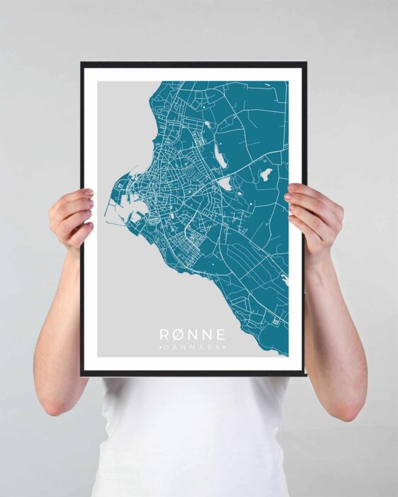 Rønne bykort i stilrent plakat design. Denne Rønne byplakat er med blå baggrund og viser Rønne kortet fra sin smukkeste side
