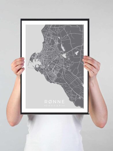 Rønne bykort i stilrent plakat design. Denne Rønne byplakat er med grå baggrund og viser Rønne kortet fra sin smukkeste side