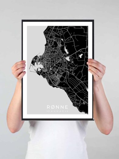Rønne bykort i stilrent plakat design. Denne Rønne byplakat er med sort baggrund og viser Rønne kortet fra sin smukkeste side