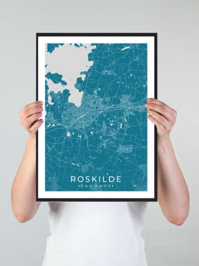 Roskilde bykort i stilrent plakat design. Denne Roskilde byplakat er med blå baggrund og viser Roskilde kortet fra sin smukkeste side