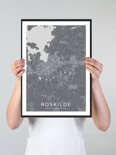 Roskilde bykort i stilrent plakat design. Denne Roskilde byplakat er med grå baggrund og viser Roskilde kortet fra sin smukkeste side