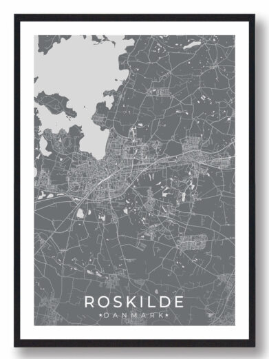 Roskilde bykort i stilrent plakat design. Denne Roskilde byplakat er med grå baggrund og viser Roskilde kortet fra sin smukkeste side