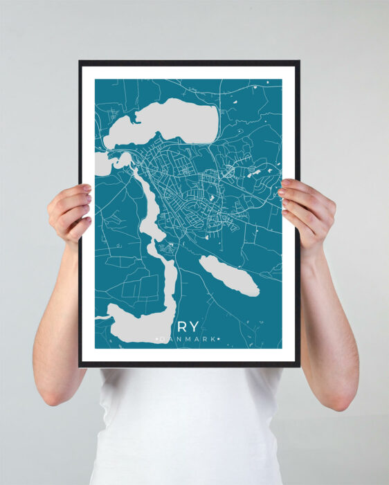 Ry bykort i stilrent plakat design. Denne Ry byplakat er med blå baggrund og viser Ry kortet fra sin smukkeste side