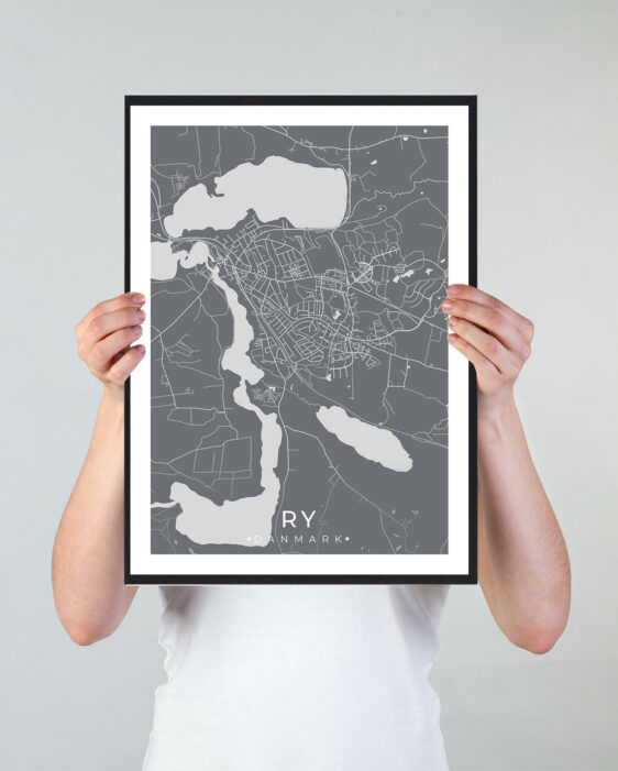 Ry bykort i stilrent plakat design. Denne Ry byplakat er med grå baggrund og viser Ry kortet fra sin smukkeste side