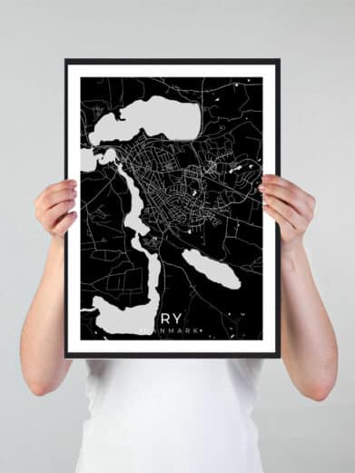 Ry bykort i stilrent plakat design. Denne Ry byplakat er med sort baggrund og viser Ry kortet fra sin smukkeste side