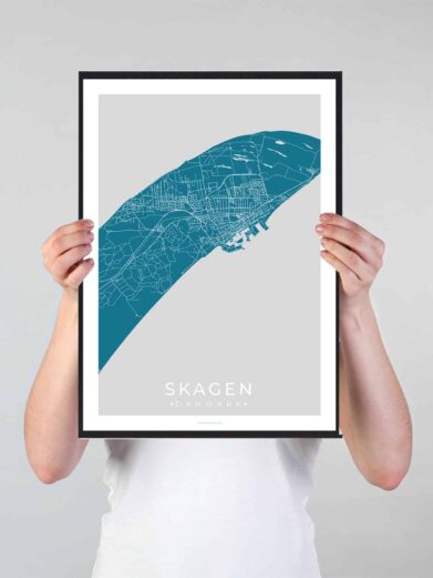 Skagen bykort i stilrent plakat design. Denne Skagen byplakat er med blå baggrund og viser Skagen kortet fra sin smukkeste side