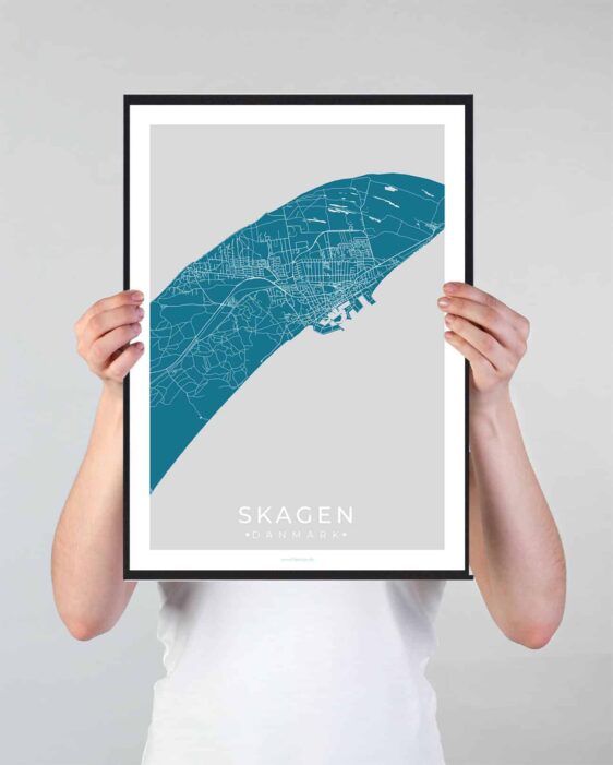 Skagen bykort i stilrent plakat design. Denne Skagen byplakat er med blå baggrund og viser Skagen kortet fra sin smukkeste side
