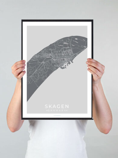 Skagen bykort i stilrent plakat design. Denne Skagen byplakat er med sort baggrund og viser Skagen kortet fra sin smukkeste side