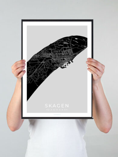 Skagen bykort i stilrent plakat design. Denne Skagen byplakat er med sort baggrund og viser Skagen kortet fra sin smukkeste side