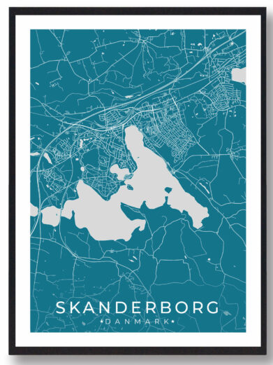 Skanderborg bykort i stilrent plakat design. Denne Skanderborg byplakat er med blå baggrund og viser Skanderborg kortet fra sin smukkeste side