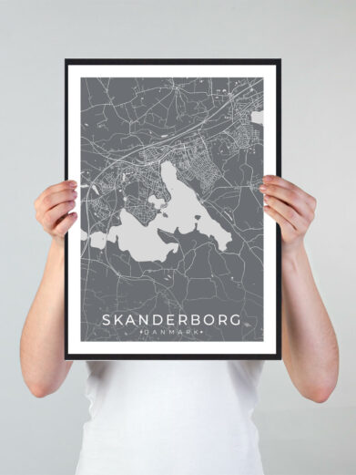 Skanderborg bykort i stilrent plakat design. Denne Skanderborg byplakat er med grå baggrund og viser Skanderborg kortet fra sin smukkeste side