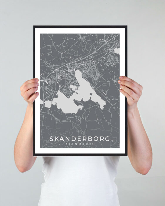 Skanderborg bykort i stilrent plakat design. Denne Skanderborg byplakat er med grå baggrund og viser Skanderborg kortet fra sin smukkeste side