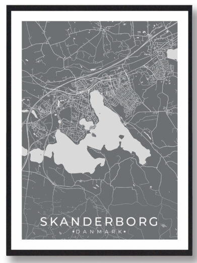 Skanderborg bykort i stilrent plakat design. Denne Skanderborg byplakat er med grå baggrund og viser Skanderborg kortet fra sin smukkeste side