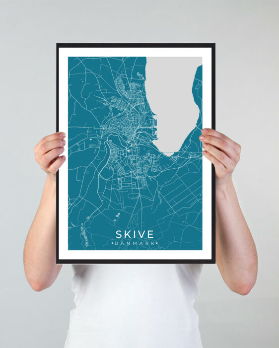 Skive bykort i stilrent plakat design. Denne Skive byplakat er med blå baggrund og viser Skive kortet fra sin smukkeste side
