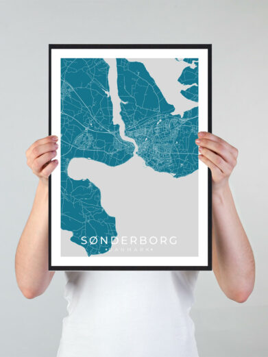 Sønderborg bykort i stilrent plakat design. Denne Sønderborg byplakat er med blå baggrund og viser Sønderborg kortet fra sin smukkeste side