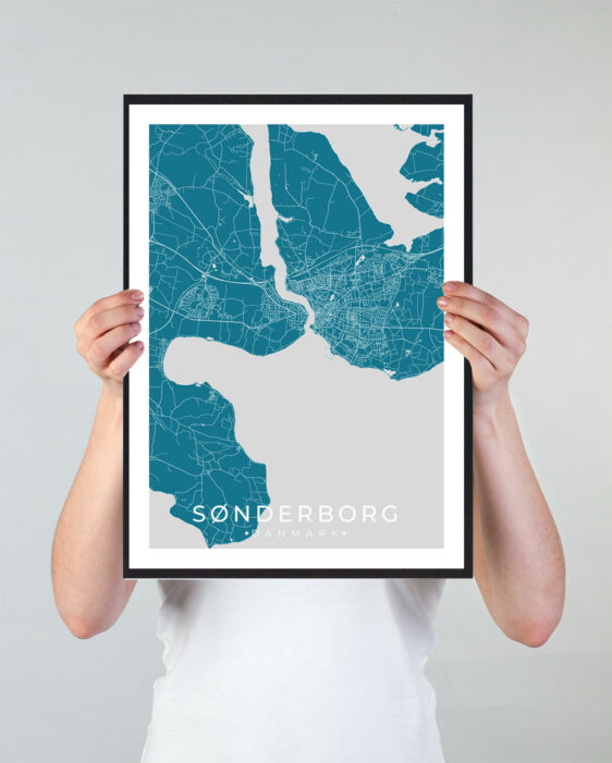 Sønderborg bykort i stilrent plakat design. Denne Sønderborg byplakat er med blå baggrund og viser Sønderborg kortet fra sin smukkeste side