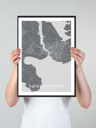 Sønderborg bykort i stilrent plakat design. Denne Sønderborg byplakat er med grå baggrund og viser Sønderborg kortet fra sin smukkeste side