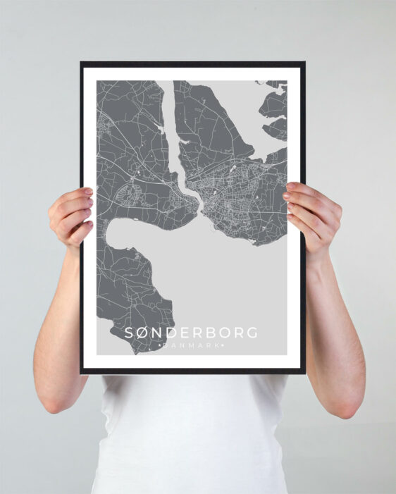Sønderborg bykort i stilrent plakat design. Denne Sønderborg byplakat er med grå baggrund og viser Sønderborg kortet fra sin smukkeste side